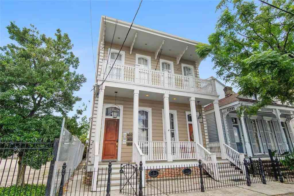 Condo For Sale - 1416 Carondelet Street #C<br/> New Orleans, LA 70130