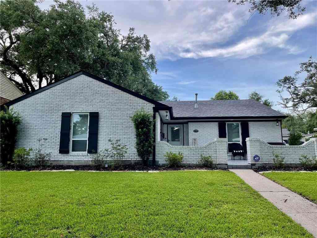 Homes For Sale - 5750 Brunswick Court<br/> New Orleans, LA 70131