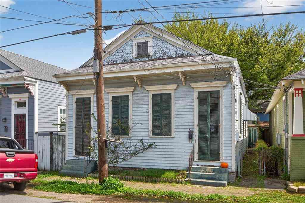Homes For Sale - 811 Delachaise Street<br/> New Orleans, LA 70115