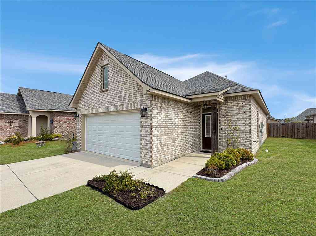 Homes For Sale - 600 Claiborne Trails Drive<br/> Slidell, LA 70458