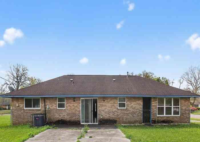 Homes For Sale - 6127 Glen Oaks Drive<br/> Baton Rouge, LA 70811