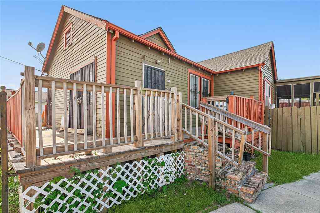 Homes For Sale - 2300 Almonaster Avenue<br/> New Orleans, LA 70117