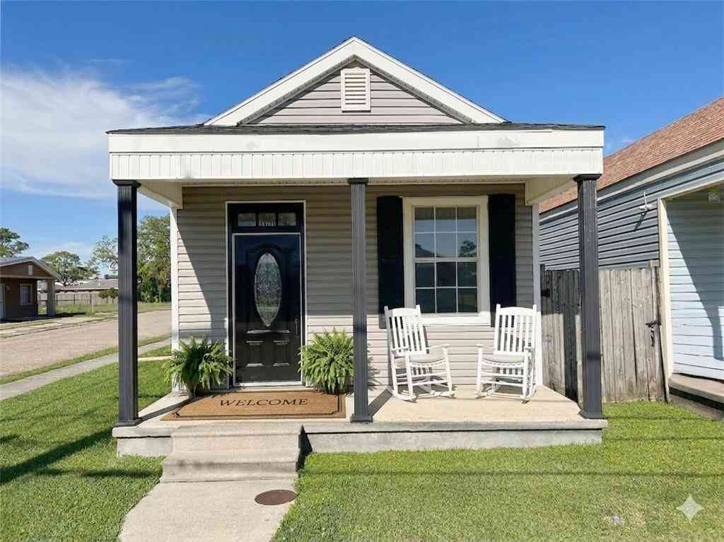 Homes For Sale - 2101 Huey P. Long Avenue<br/> Gretna, LA 70053