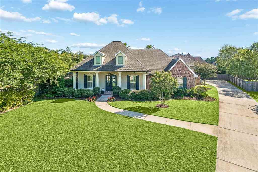 Homes For Sale - 205 Chateau De Brie<br/> Mandeville, LA 70471