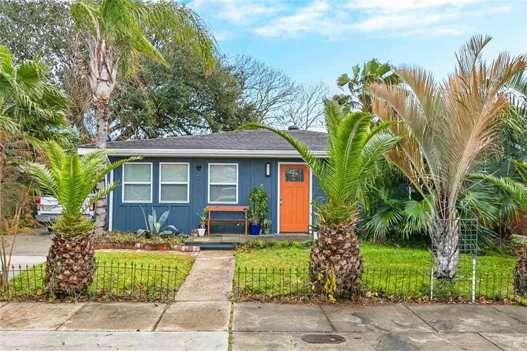 Homes For Sale - 2405 Marietta Street<br/> Chalmette, LA 70043