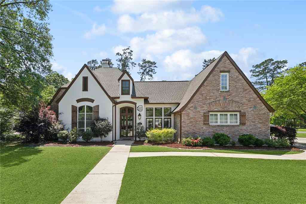 Homes For Sale - 204 Tchefuncte Parc Court<br/> Madisonville, LA 70447