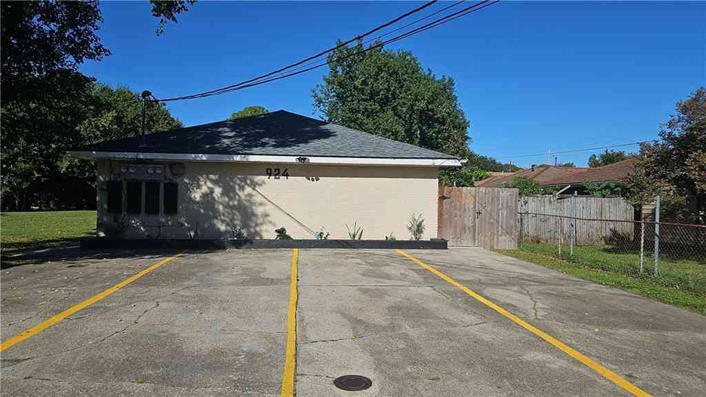Multifamily For Rent - 924 Deslonde Street #B<br/> New Orleans, LA 70117