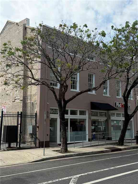 Condo For Rent - 803 Baronne Street<br/> New Orleans, LA 70113