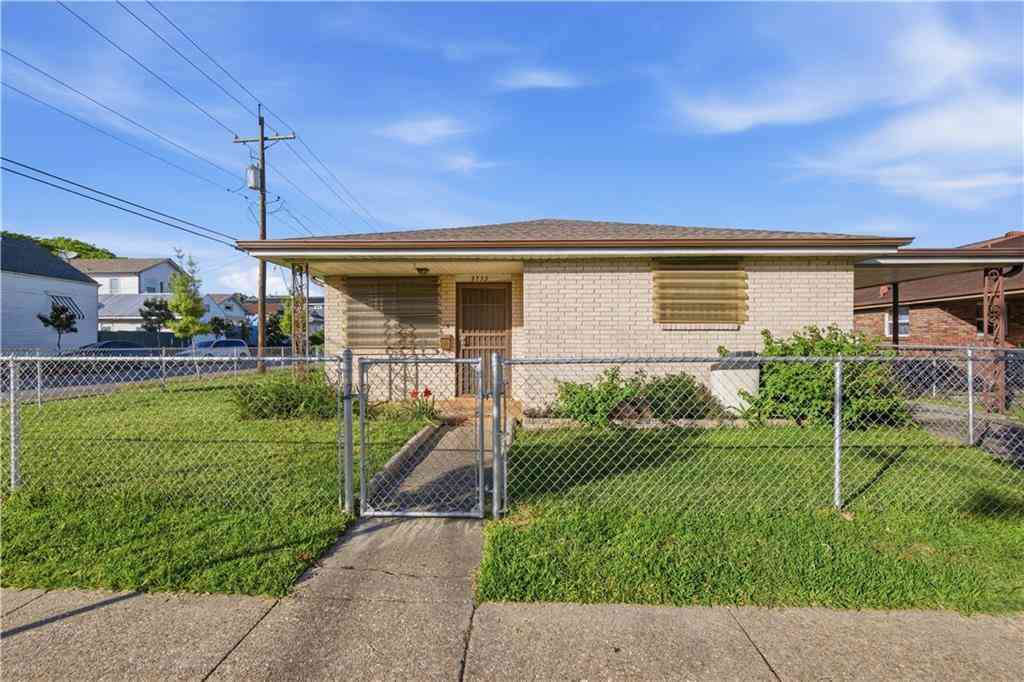 Homes For Sale - 2733 D'abadie Street<br/> New Orleans, LA 70119
