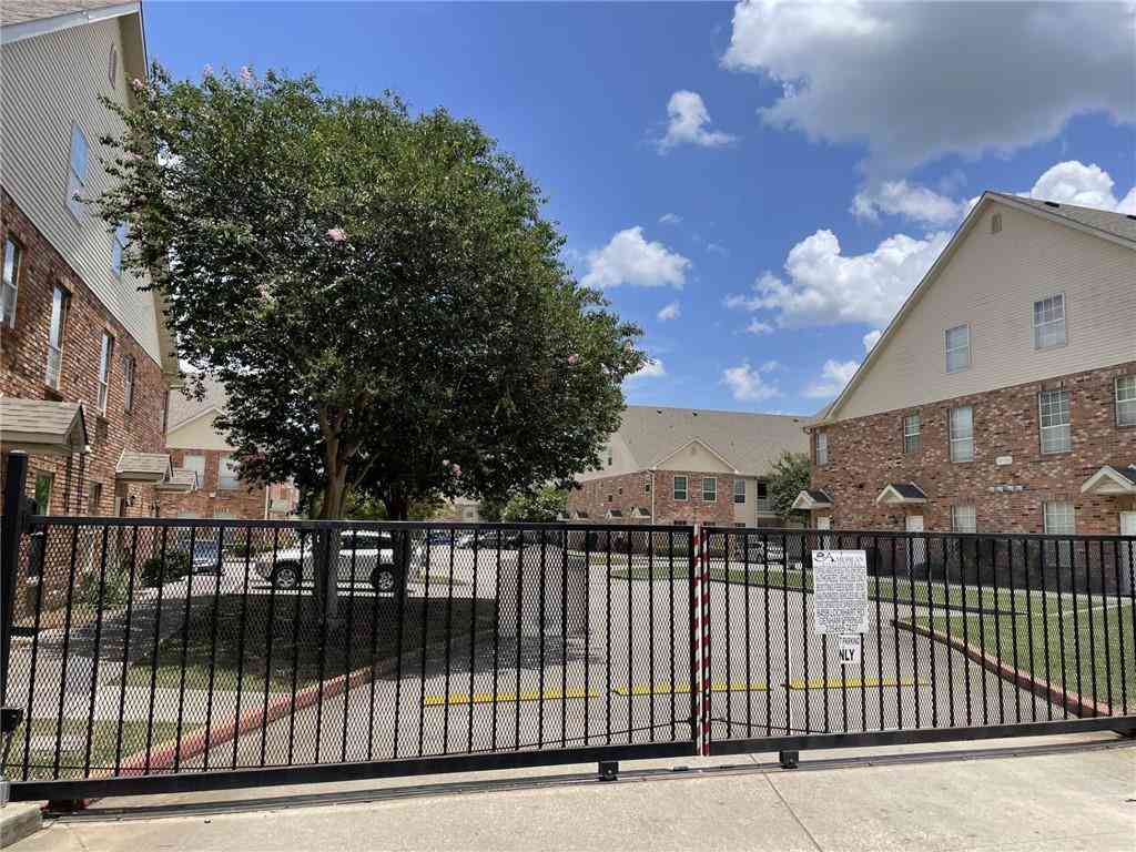 Condo For Rent - 4441 Burbank Drive #201<br/> Baton Rouge, LA 70820