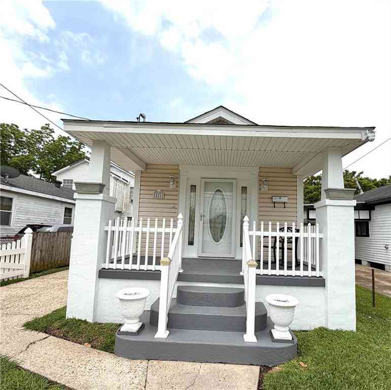 Homes For Sale - 826 Avenue B Avenue<br/> Marrero, LA 70072