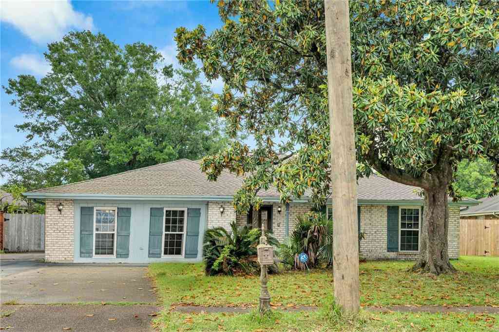 Homes For Sale - 233 Colonial Club Drive<br/> Harahan, LA 70123