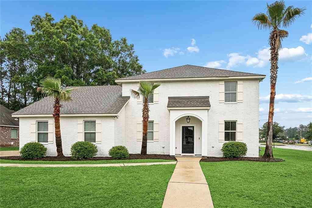 Homes For Sale - 300 Place Saint Julien Place<br/> Covington, LA 70433
