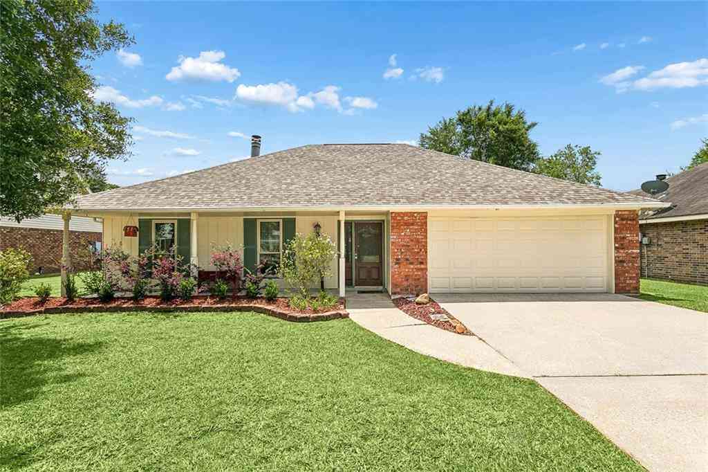 Homes For Sale - 305 Lake Village Boulevard<br/> Slidell, LA 70461