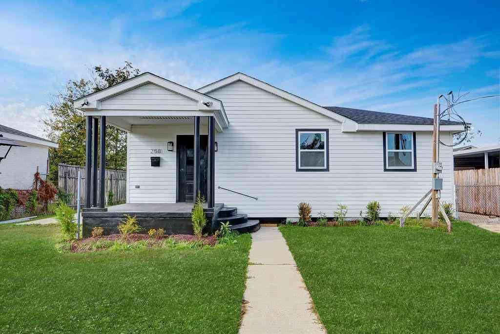 Homes For Sale - 258 East Av Avenue<br/> Harahan, LA 70123