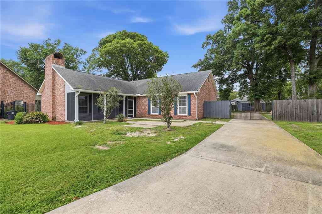 Homes For Sale - 10463 N Carriage House Drive<br/> Baton Rouge, LA 70815