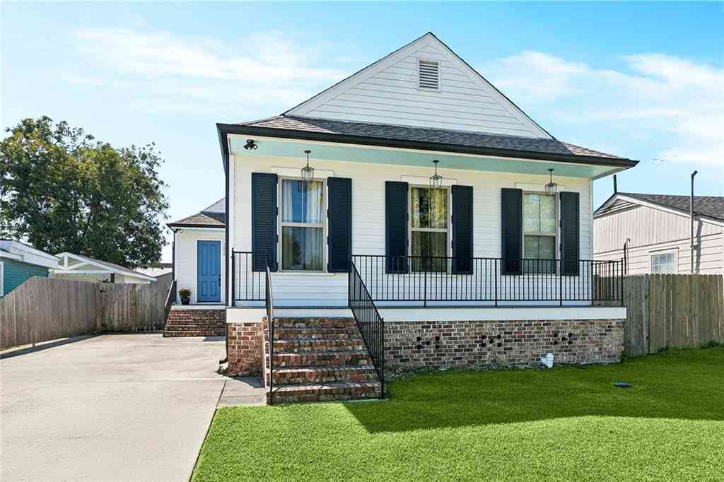 Homes For Sale - 7216 Claiborne Court<br/> Arabi, LA 70032