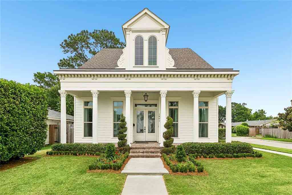Homes For Sale - 1801 Ridgelake Drive<br/> Metairie, LA 70005