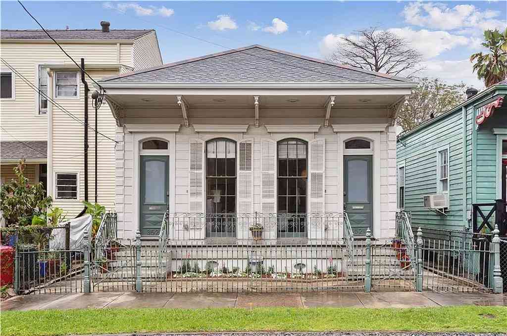 Multifamily For Rent - 3521 Annunciation Street #A<br/> New Orleans, LA 70115