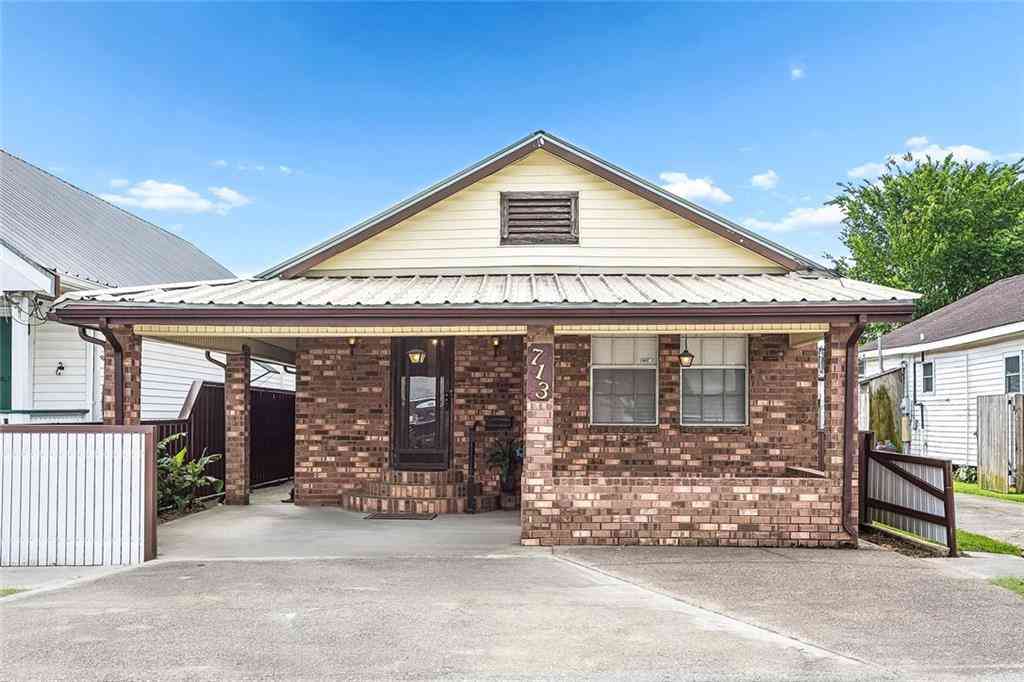Homes For Sale - 713 Avenue D Avenue<br/> Westwego, LA 70094