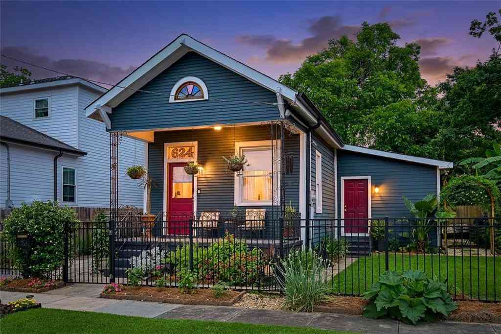 Homes For Sale - 624 Americus Street<br/> Gretna, LA 70053