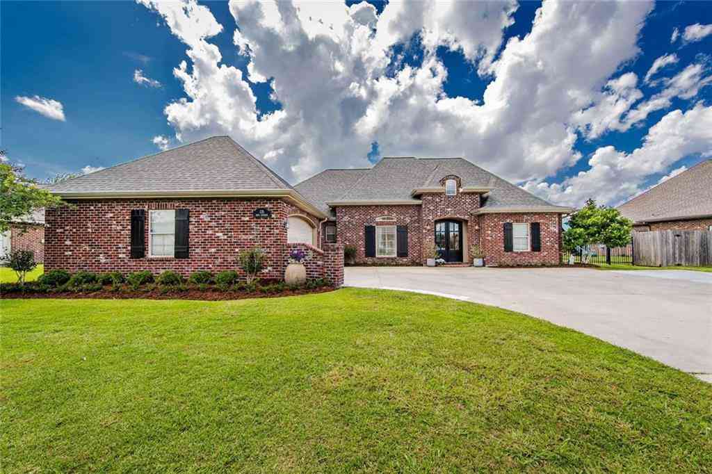 Homes For Sale - 135 Bayou Lafourche Drive<br/> Thibodaux, LA 70301