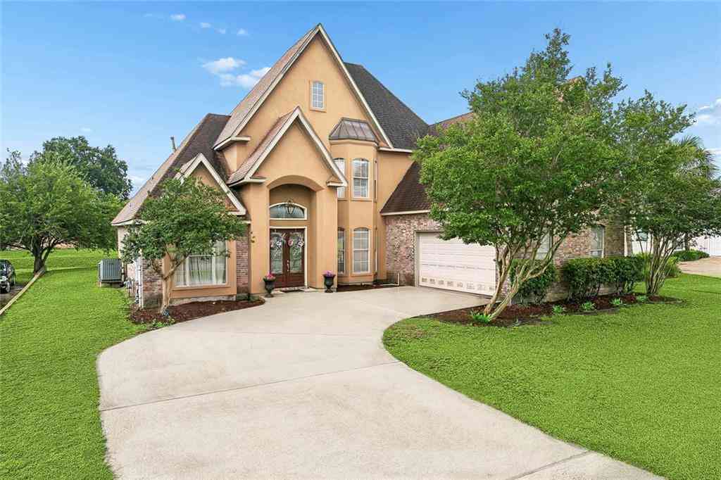 Homes For Sale - 105 Natchez Trace Drive<br/> Harvey, LA 70058