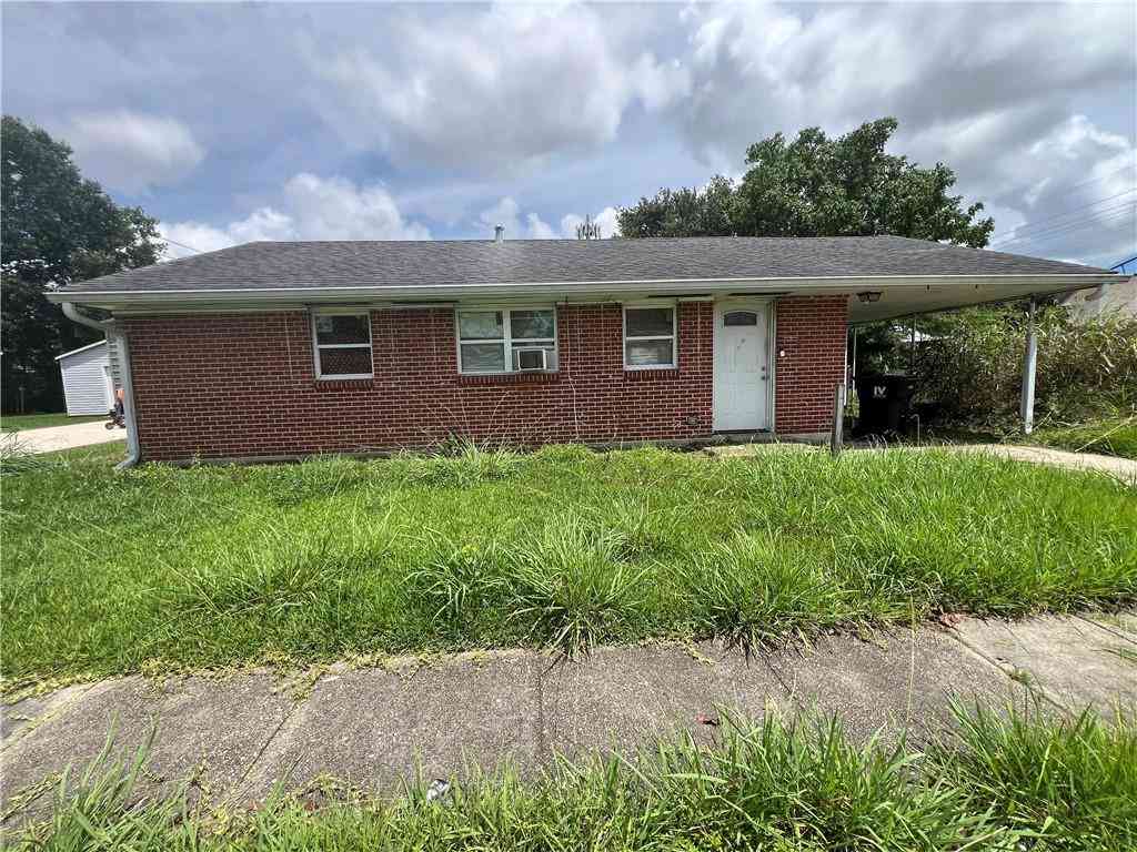 Homes For Sale - 2607 Marietta Street<br/> Chalmette, LA 70043