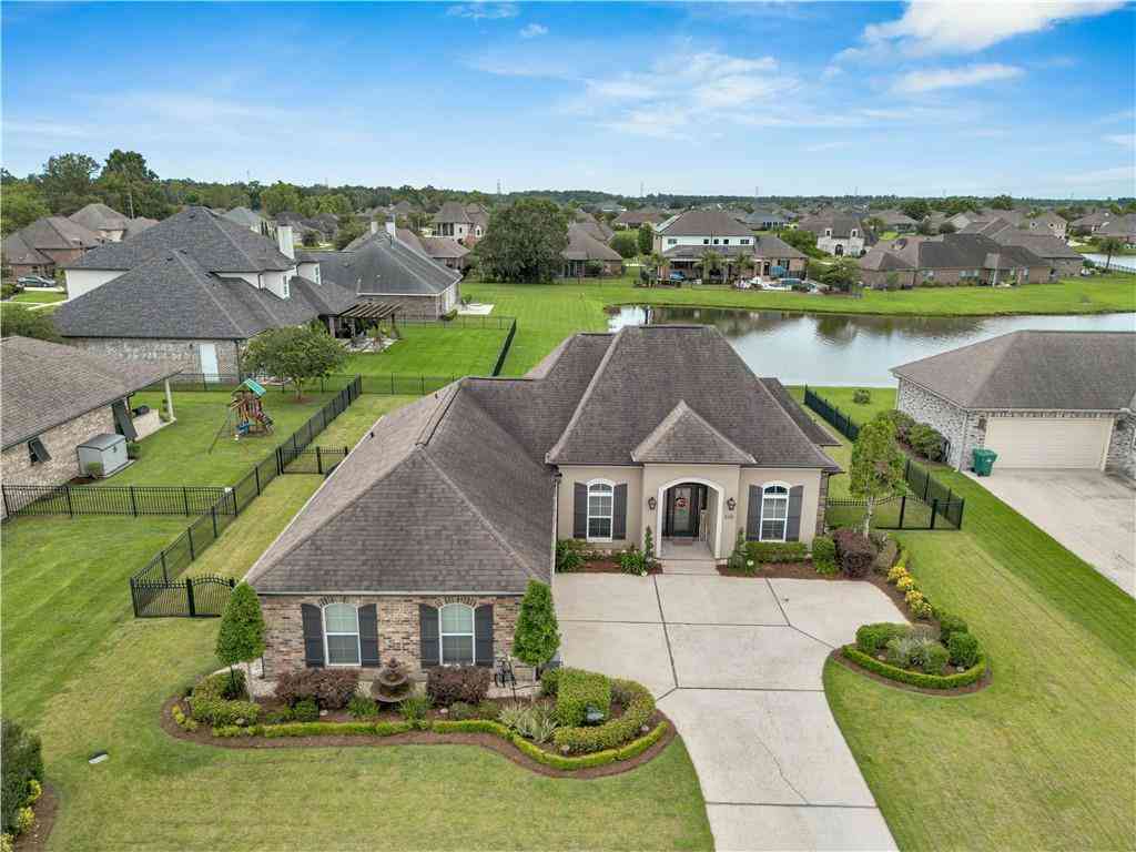 Homes For Sale - 210 Lac Calcasieu Drive<br/> Luling, LA 70070