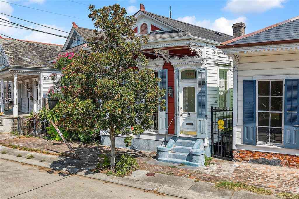 Homes For Sale - 2715 Decatur Street<br/> New Orleans, LA 70117
