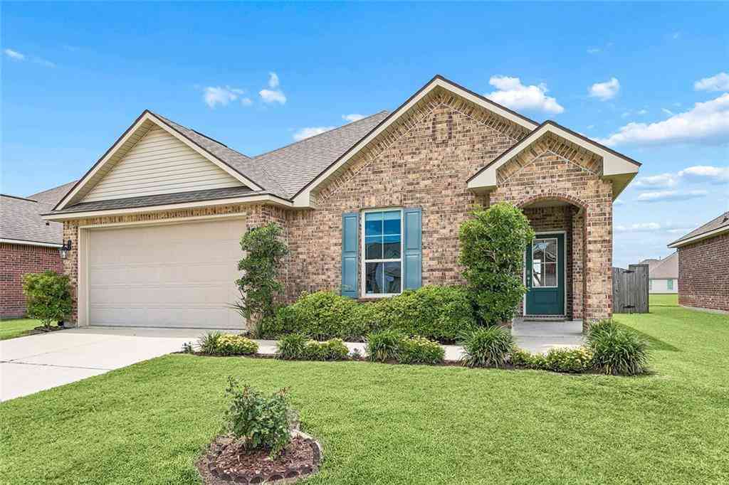 Homes For Sale - 125 E Lake Court<br/> Slidell, LA 70461