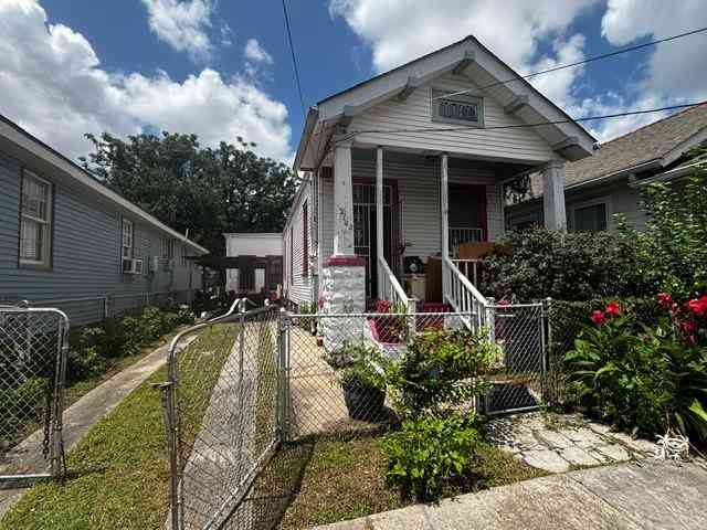 Homes For Sale - 2122 Onzaga Street<br/> New Orleans, LA 70119