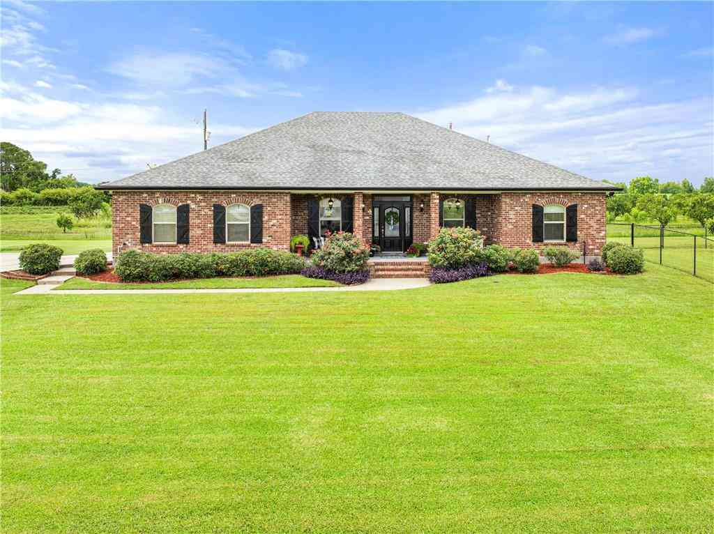 Homes For Sale - 180 Pelican Place<br/> Belle Chasse, LA 70037