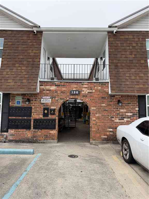 Apartment For Rent - 120 Houma Boulevard #2<br/> Metairie, LA 70001