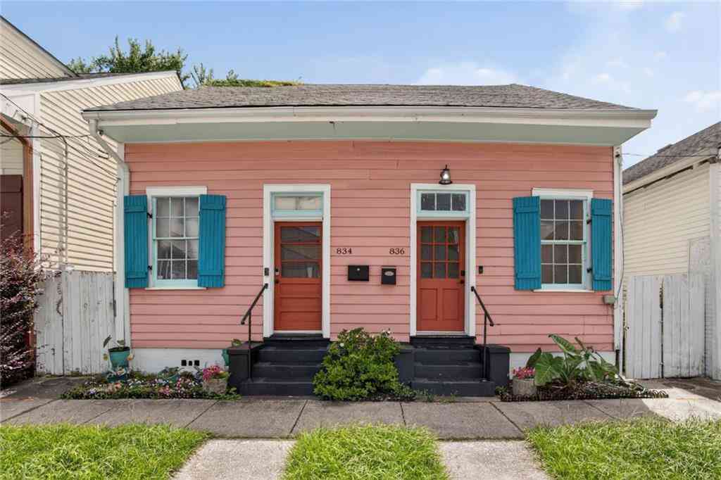 Homes For Sale - 836 Josephine Street<br/> New Orleans, LA 70130