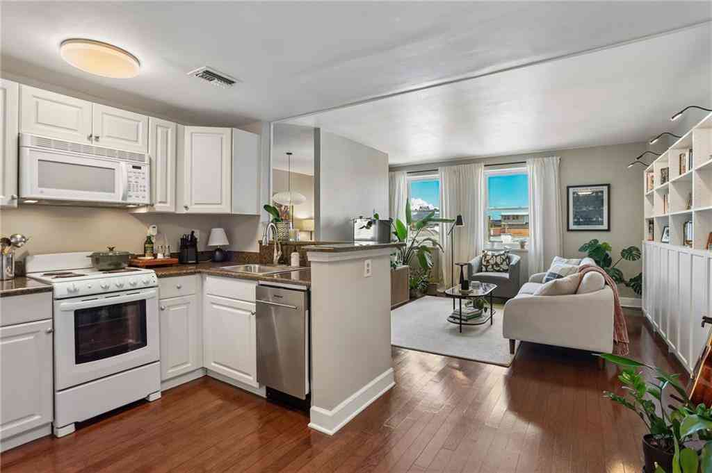 Condo For Sale - 1205 St Charles Avenue #403<br/> New Orleans, LA 70130
