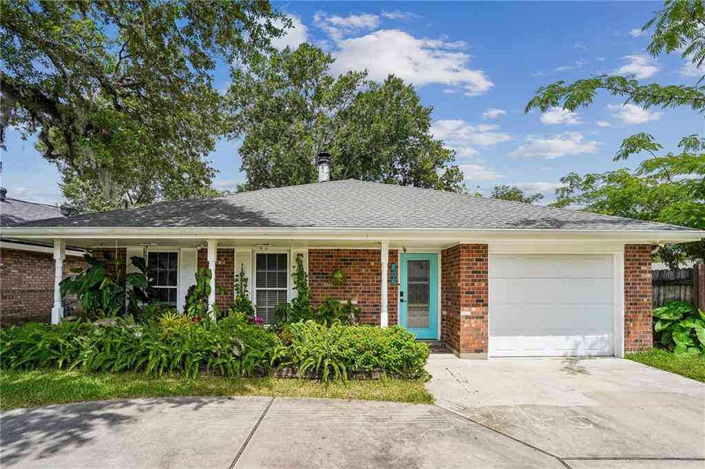 Homes For Sale - 806 Colonial Club Drive<br/> Harahan, LA 70123