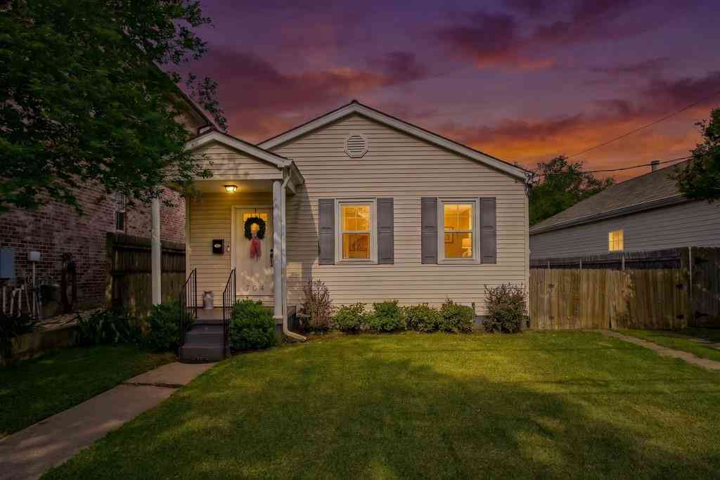 Homes For Sale - 704 Metairie Lawn Drive<br/> Metairie, LA 70001