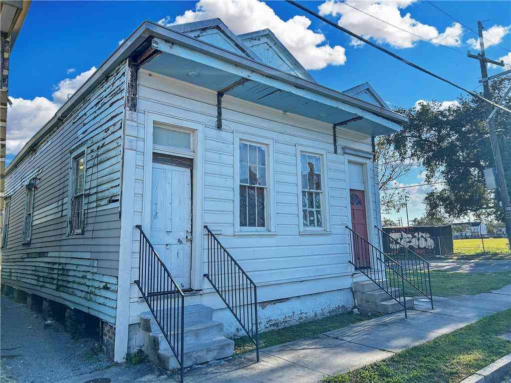Homes For Sale - 2528 Freret Street<br/> New Orleans, LA 70113