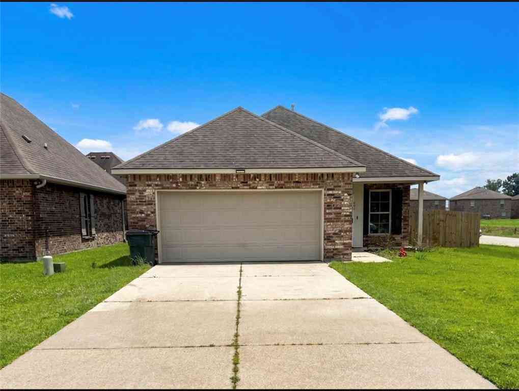 Homes For Sale - 402 Cypress Garden Drive<br/> Houma, LA 70364