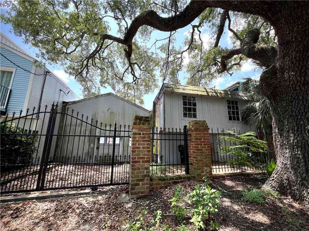 Homes For Sale - 162-166 S Roadway Street #2<br/> New Orleans, LA 70124