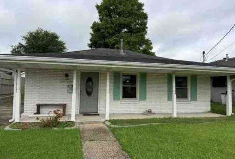 Homes For Sale - 420 Roseland Parkway<br/> Harahan, LA 70123