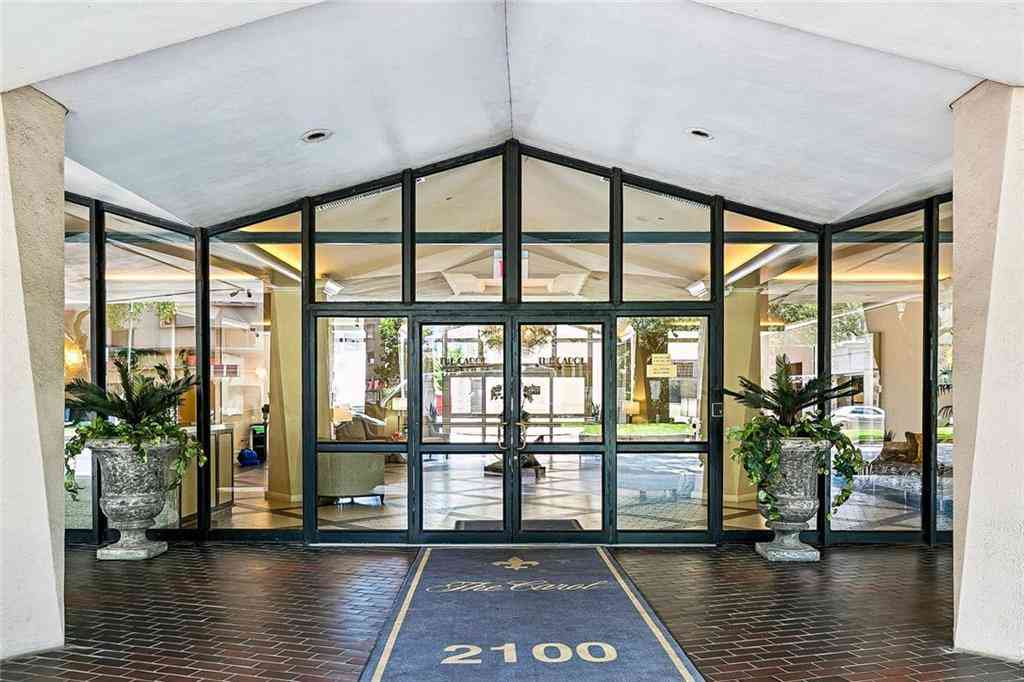 Condo For Rent - 2100 St Charles Avenue #5M<br/> New Orleans, LA 70130