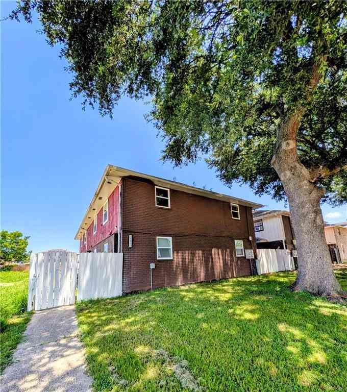 Townhouse For Rent - 10921 Roger Drive #B<br/> New Orleans, LA 70127