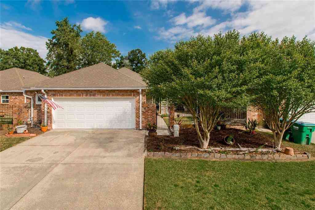 Homes For Sale - 303 Secret Garden Lane<br/> Livingston County, Denham Springs, LA 70726