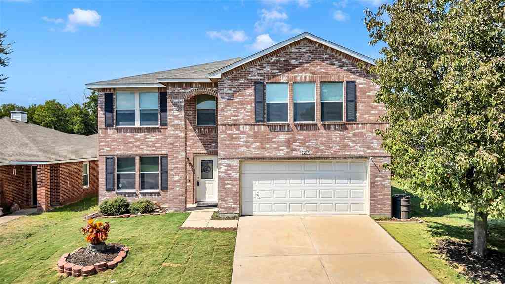 Homes For Sale - 5237 Bedfordshire Drive<br/> Tarrant County, Fort Worth, TX 76135
