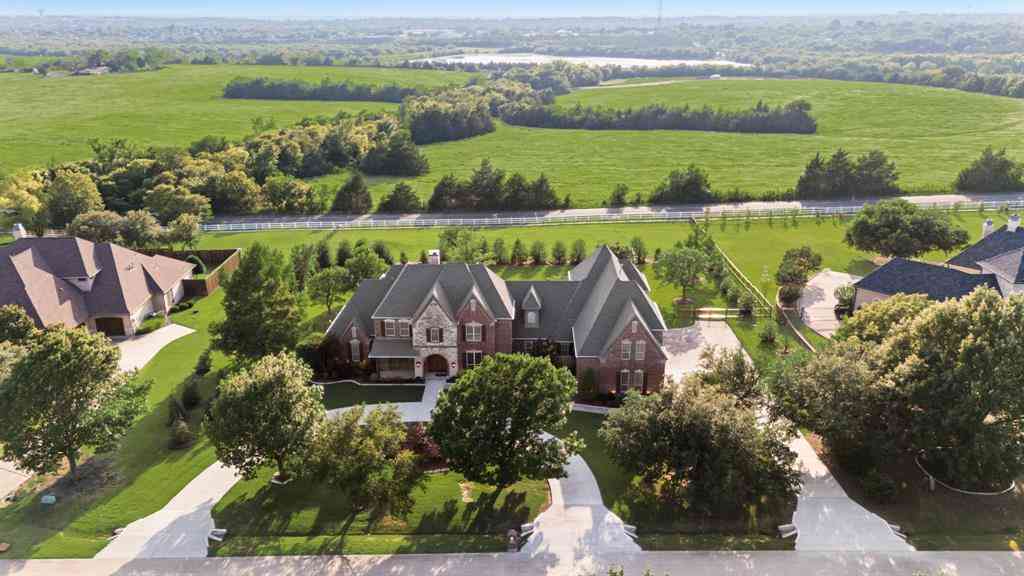 Homes For Sale - 1900 Broken Lance Lane<br/> Rockwall, TX 75032