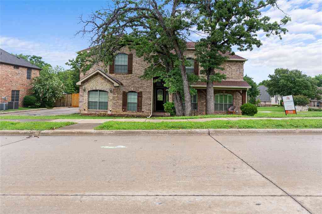Homes For Sale - 800 Whitley Court<br/> Kennedale, TX 76060