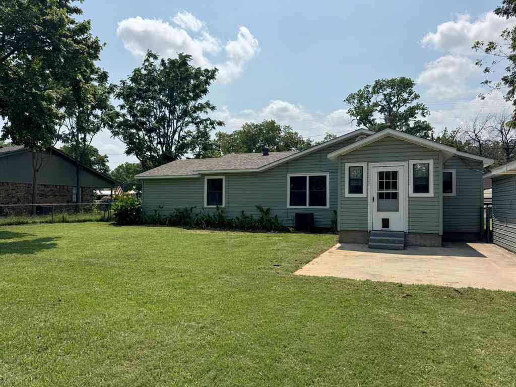 Homes For Sale - 413 S Oak Street<br/> Paradise, TX 76073