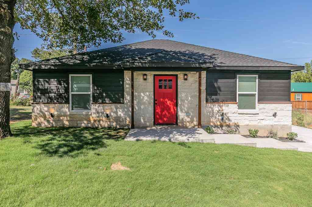 Homes For Sale - 105 Red Oak Street<br/> Alvarado, TX 76009
